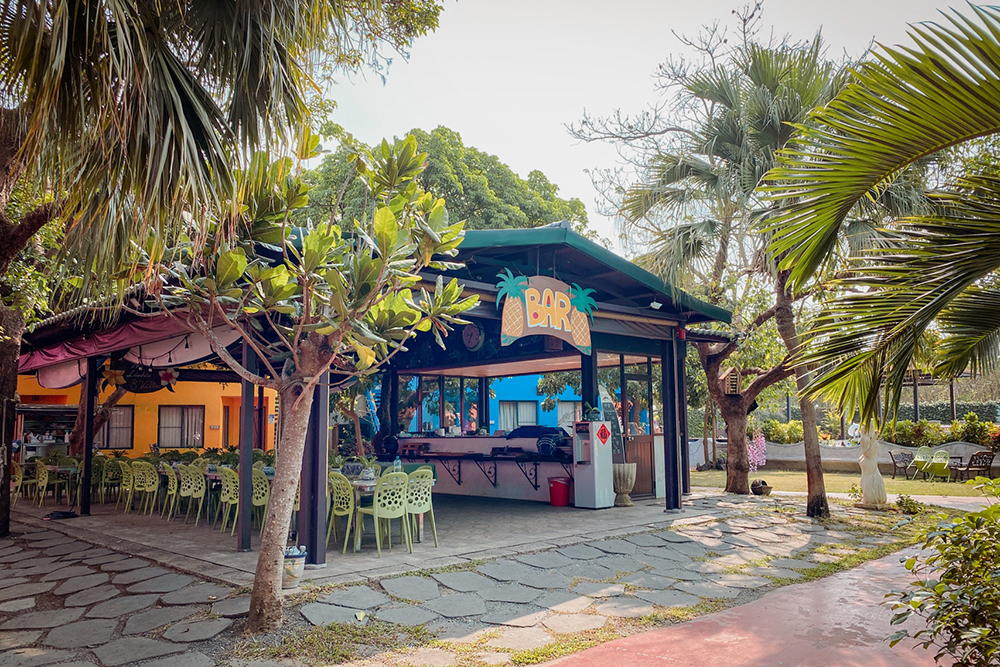 八村villa |小琉球網美繽紛彩虹民宿。大草原.無敵海景.泳池.BBQ烤肉配啤酒~滿滿的異國風情渡假村(住宿心得) 有套裝行程/水上活動/機車租借