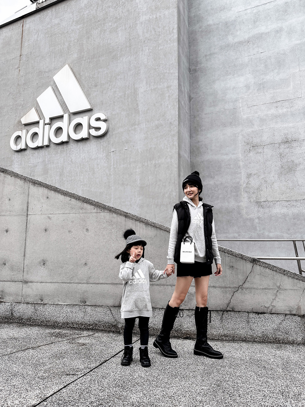 adidas愛迪達 兒童秋冬連帽上衣.休閒運動帽T(大童164cm大人也可穿)momo購物網