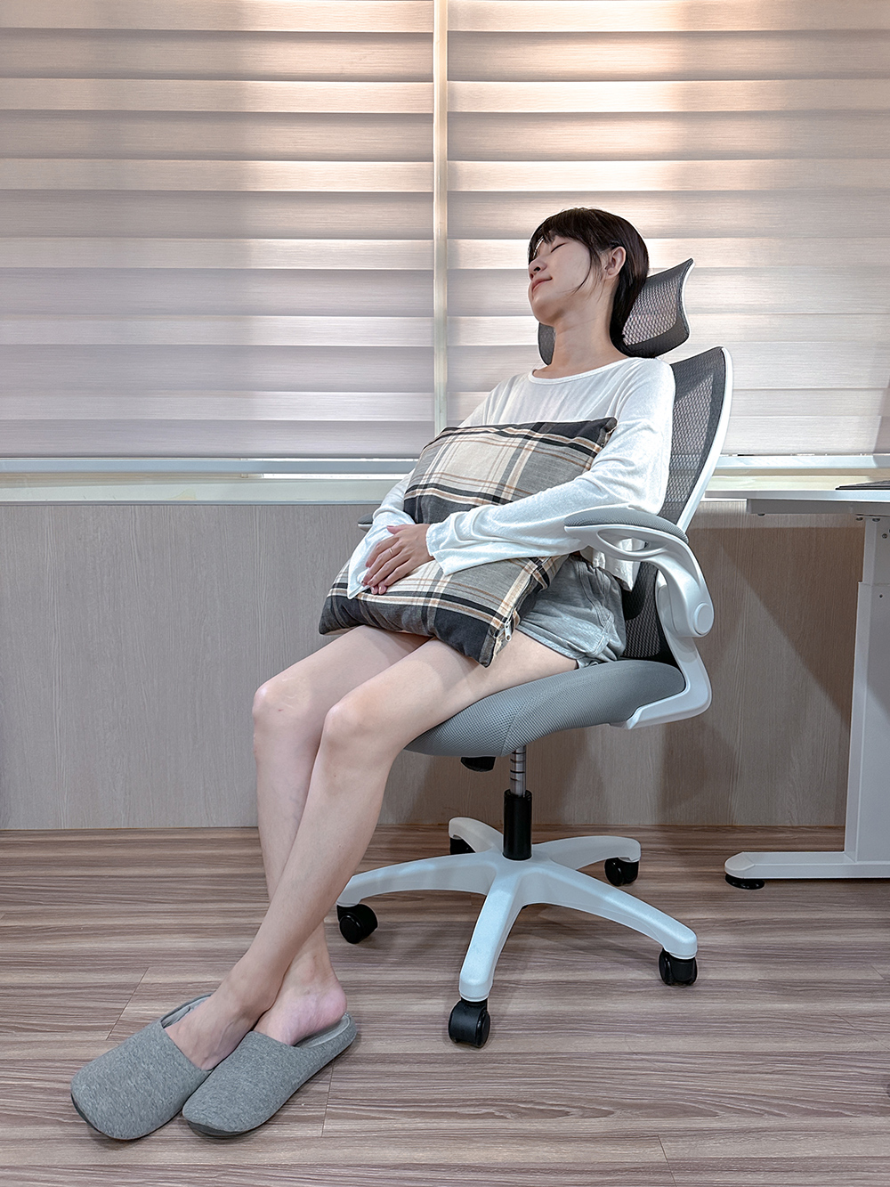 Artso亞梭雲柔椅│專為女性打造的人體工學椅。透氣/支撐/大面積，實現雲柔般的坐感體驗，工作也能感受像坐在沙發上一樣舒服放鬆~