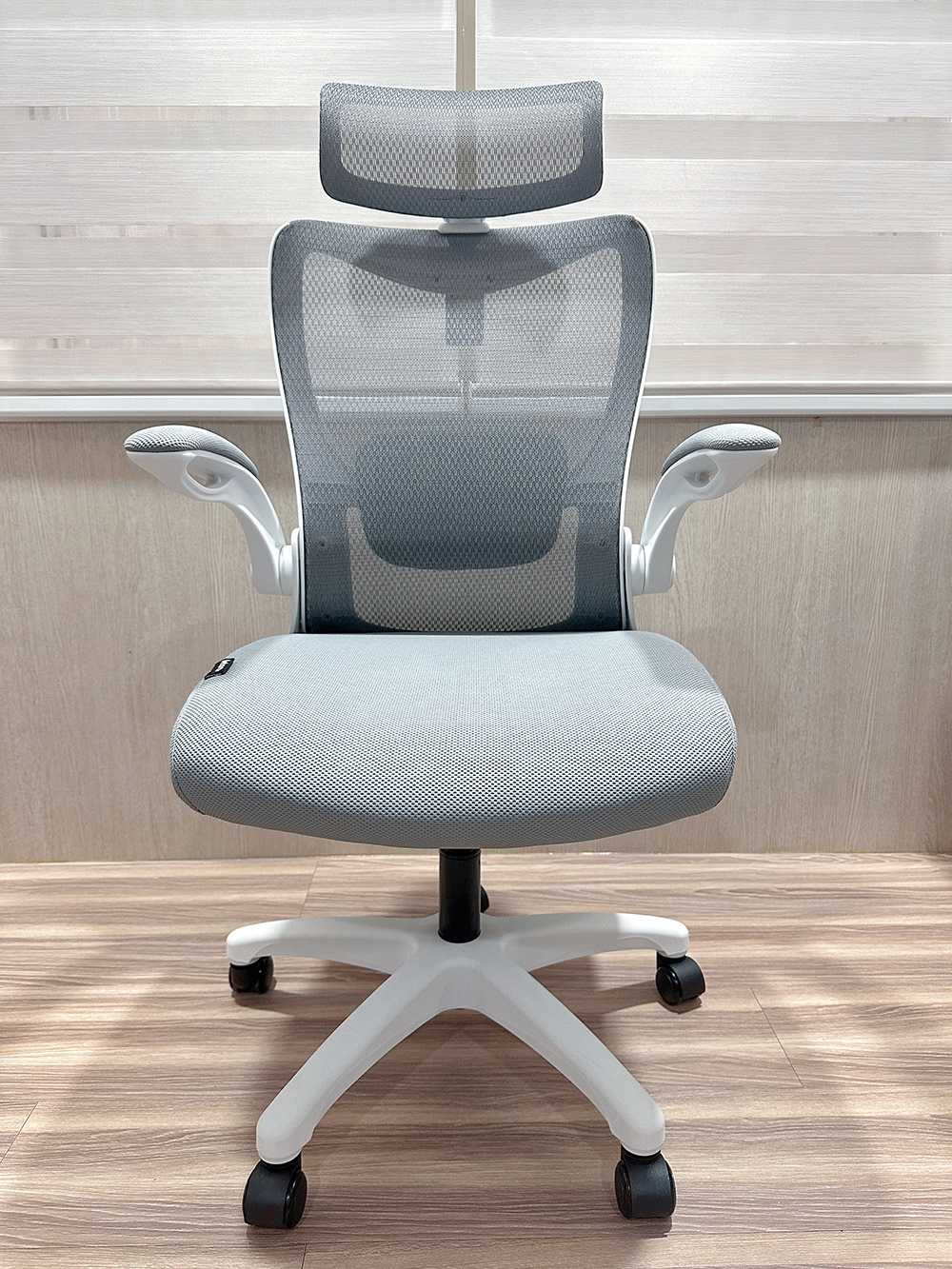 Artso亞梭雲柔椅│專為女性打造的人體工學椅。透氣/支撐/大面積，實現雲柔般的坐感體驗，工作也能感受像坐在沙發上一樣舒服放鬆~