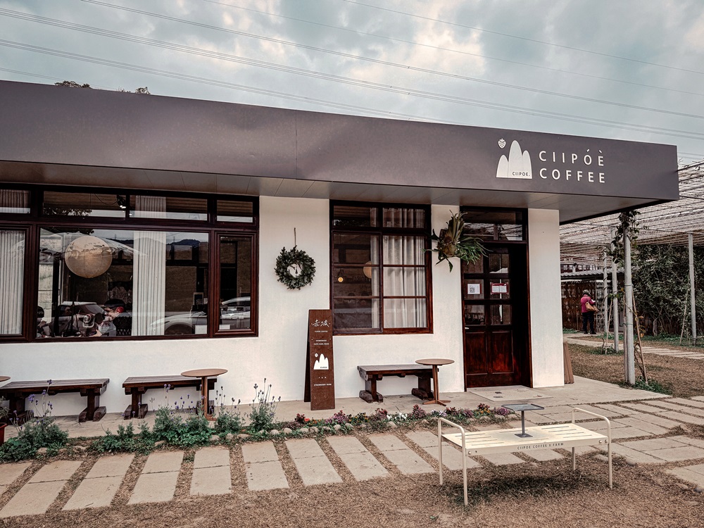 【2026 苗栗大湖採草莓】赤坡草莓園：高架有機草莓 x 日系文青咖啡廳，網美下午茶甜點推薦！