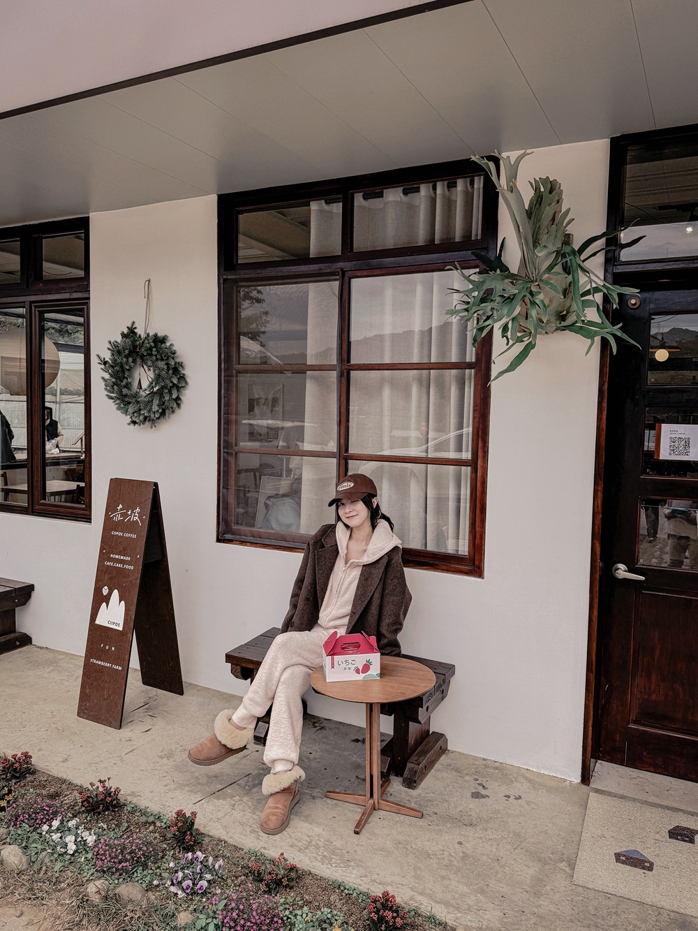 【2026 苗栗大湖採草莓】赤坡草莓園：高架有機草莓 x 日系文青咖啡廳，網美下午茶甜點推薦！